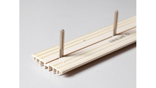 Lištu na kabely Volta je možno připevňovat pomocí hmoždinek nebo přilepením lepidlem na spodní straně základny