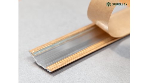 Pružné kaučukové lepidlo na vnitřní straně ukončovací lišty