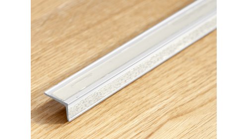 Pružné kaučukové lepidlo na vnější straně ukončovací lišty