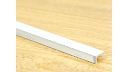 Pružné kaučukové lepidlo na vnější straně ukončovací lišty