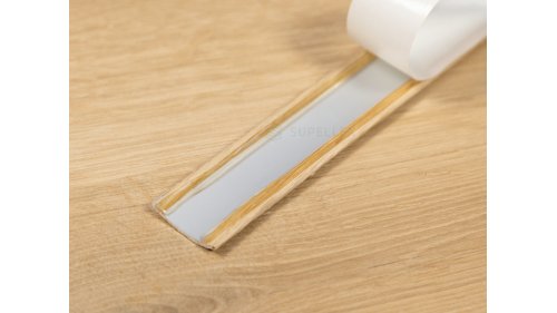 Pružné kaučukové lepidlo na vnitřní straně vyrovnávací lišty