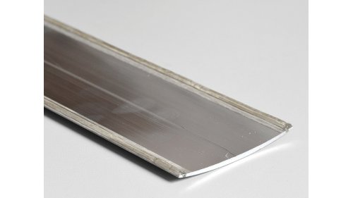 Pružné, kaučukové lepidlo na spodní straně samolepící přechodové lišty