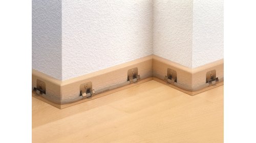 Montáž soklové lišty lepením nebo pomocí příchytek