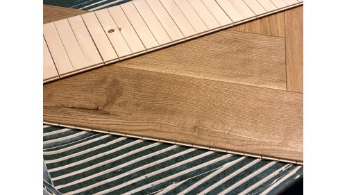 Spodní strana dvouvrstvé lamely ze smrkových latí při lepení dvouvrstvé podlahy