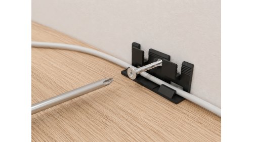 Upevnění držáku soklových lišt EGGER vrutem