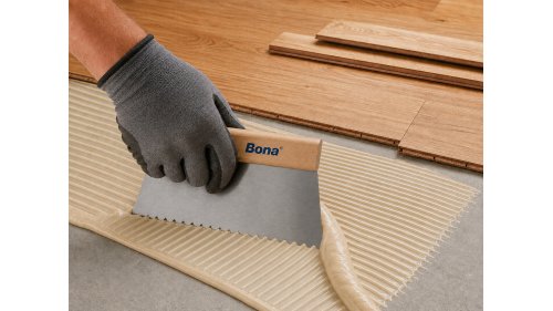 Bona B16 – zubová stěrka na lepidlo pro masivní podlahy 1500 g/m²