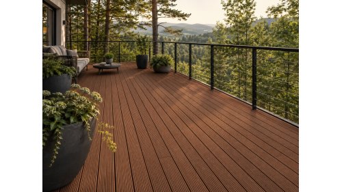 Exteriérová realizace terasy z prken Bukit PD 28 × 145 mm z exotické dřeviny Shorea