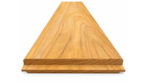 Detail terasového prkna Teak zachycuje hladkou pohledovou stranu, přirozenou kresbu teakového dřeva a provedení pera na příčné straně prkna pro délkové napojení