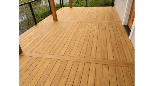 Terasa z prken Teak 20 × 90 mm – realizace s rámováním plochy