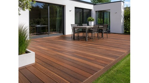 Terasa z prken IPE 21 × 145 mm – moderní realizace u domu