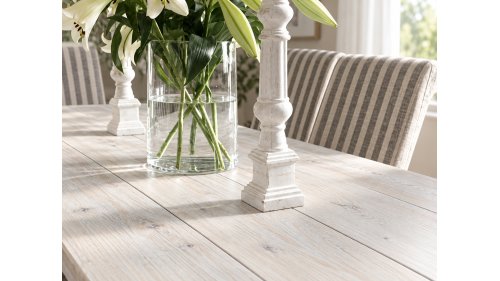 Dřevěný stůl tónovaný do odstínu Osmo 3501 Bílá