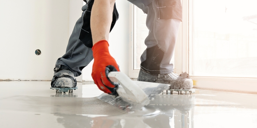 Nivelační stěrky: rovinnost, pevnost, kompatibilita