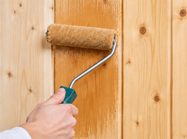 Nanášení Osmo 905 Patina mikrovláknovým válečkem
